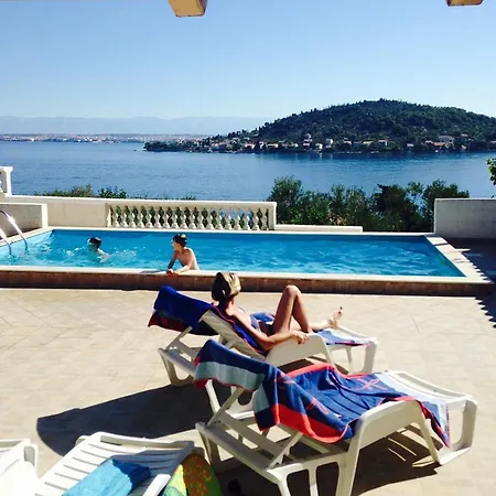 Quadruple 14083a 招待所