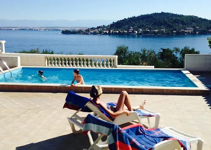 Quadruple 14083a Gostinjska kuća